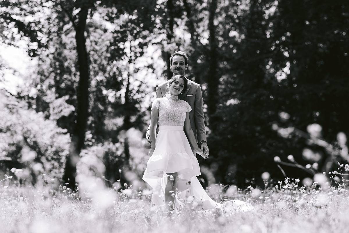 Portrait formel des mariés au milei des fleurs blanches dans le parc des Buissons