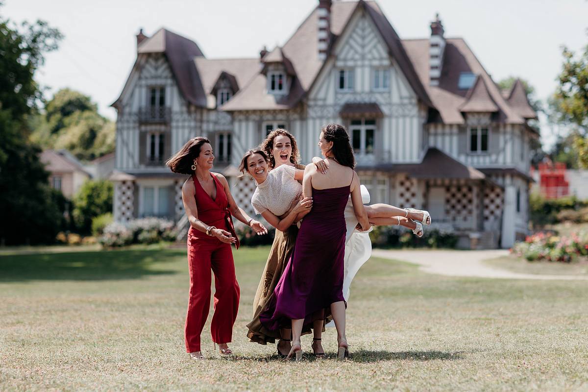 La mariée se fait porter par ses demoiselles d'honneur