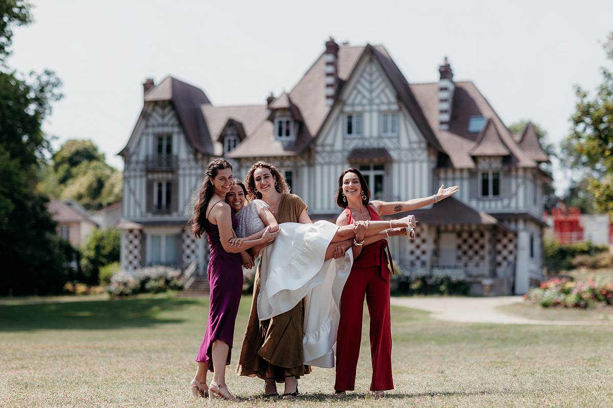 La mariée portée par ses demoiselles d'honneur au parc des Buissons à Vernouillet