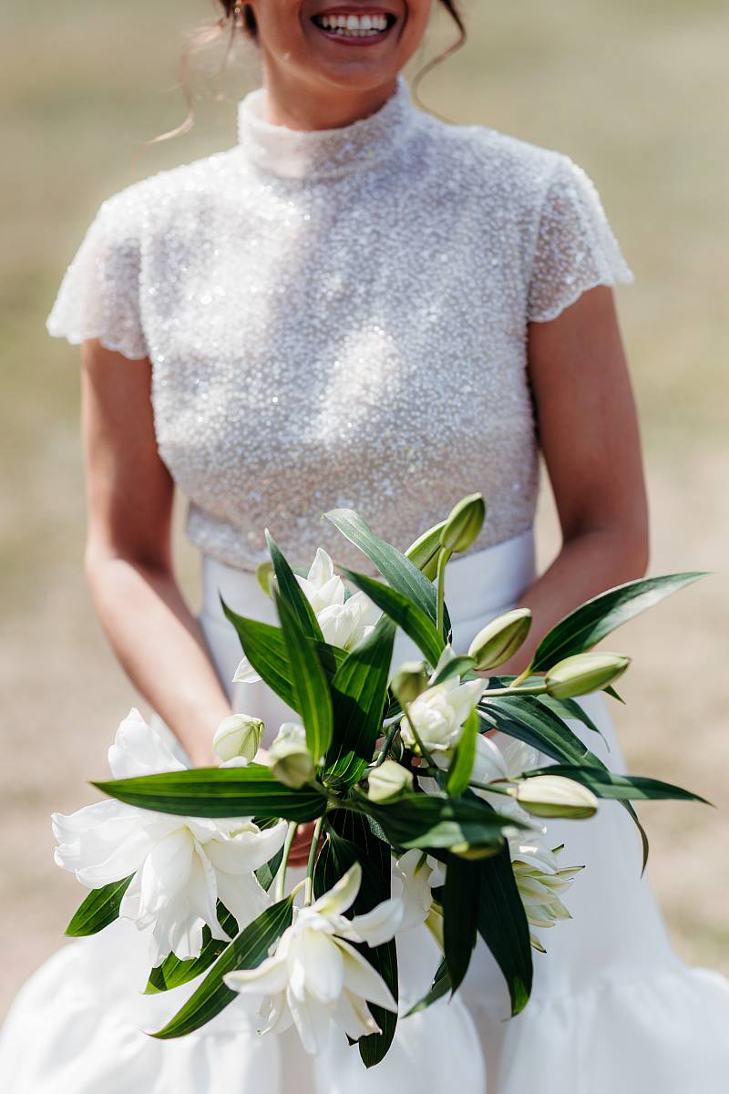 Gros plan sur le bouquet de la mariée