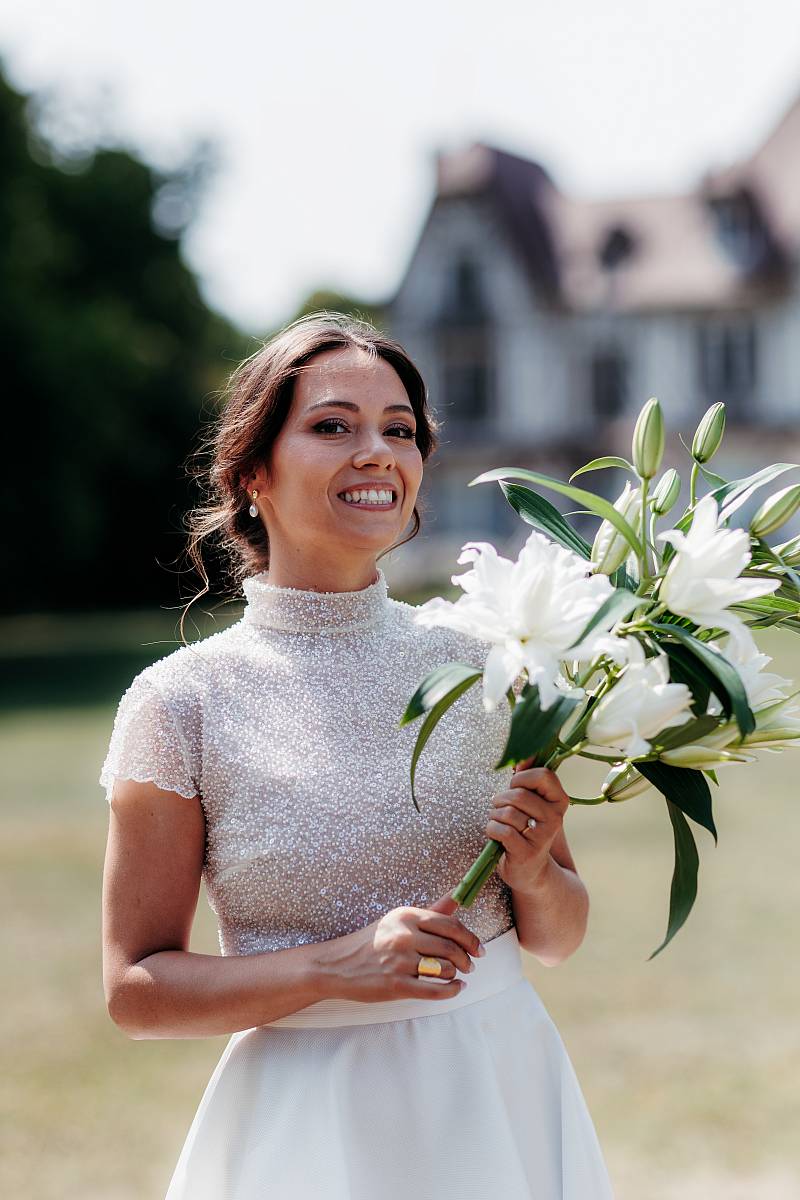 La mariée tout sourire avec son bouquet