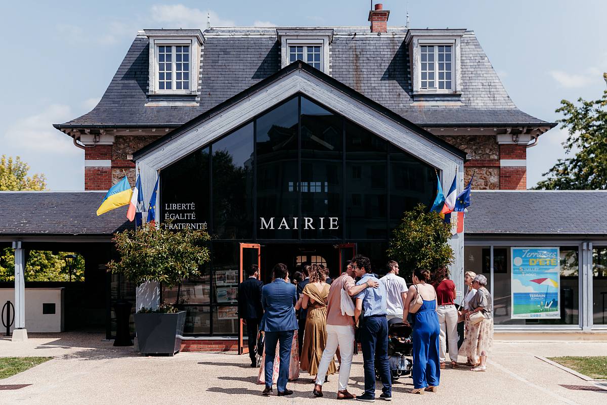 Les invités rentrent à la mairie de Vernouillet