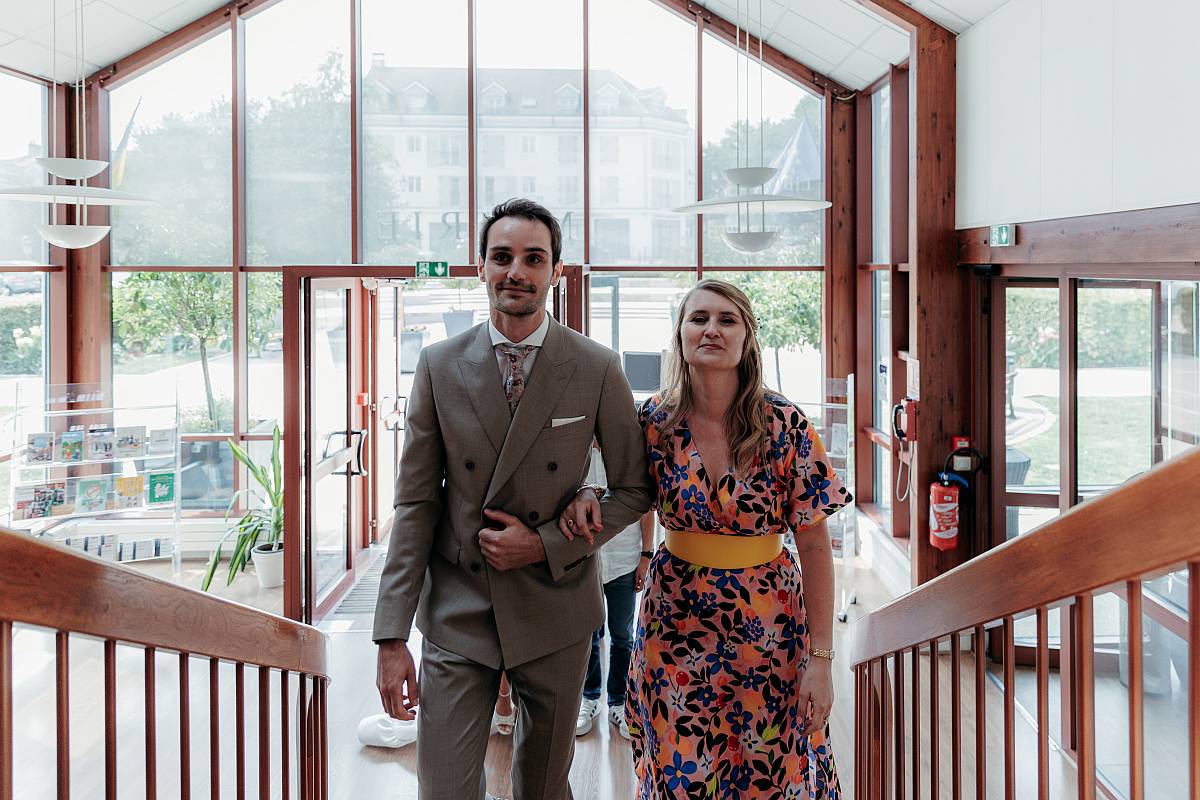 Le marié accompagné par sa soeur à la salle des mariages