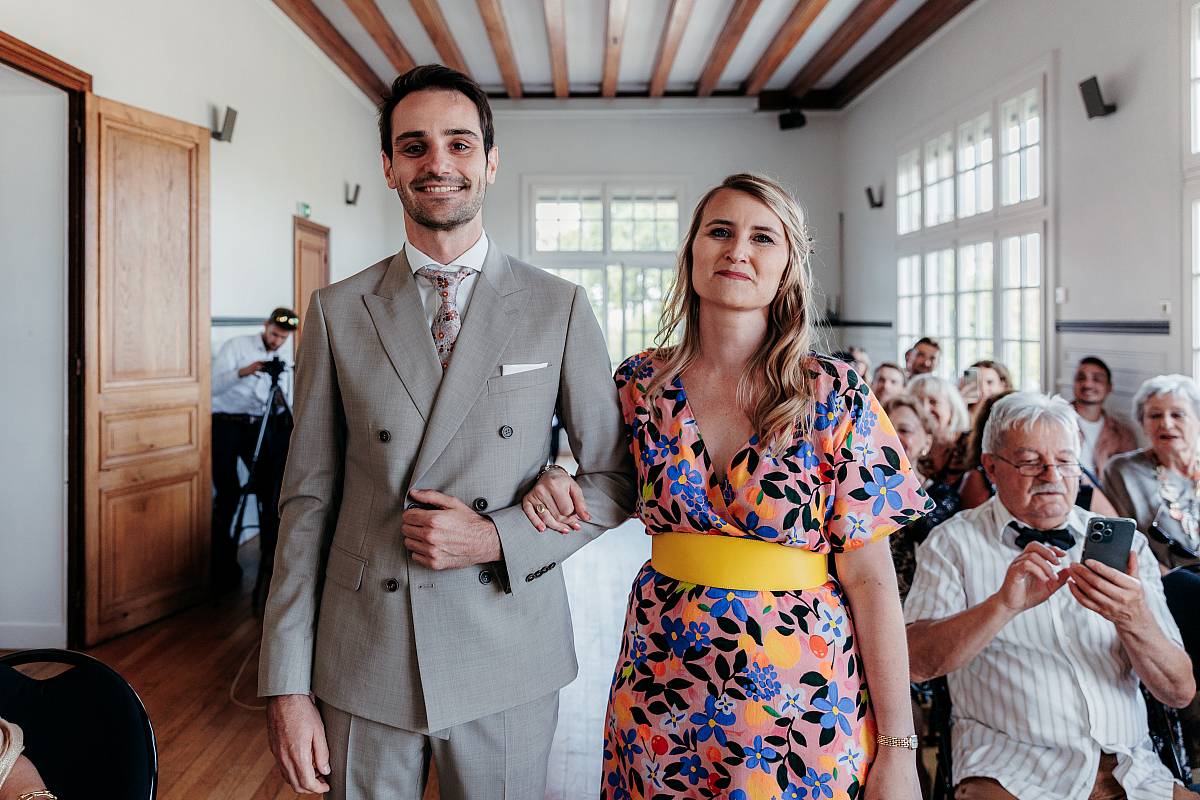 Le marié et sa soeur entrent dans la salle des mariages