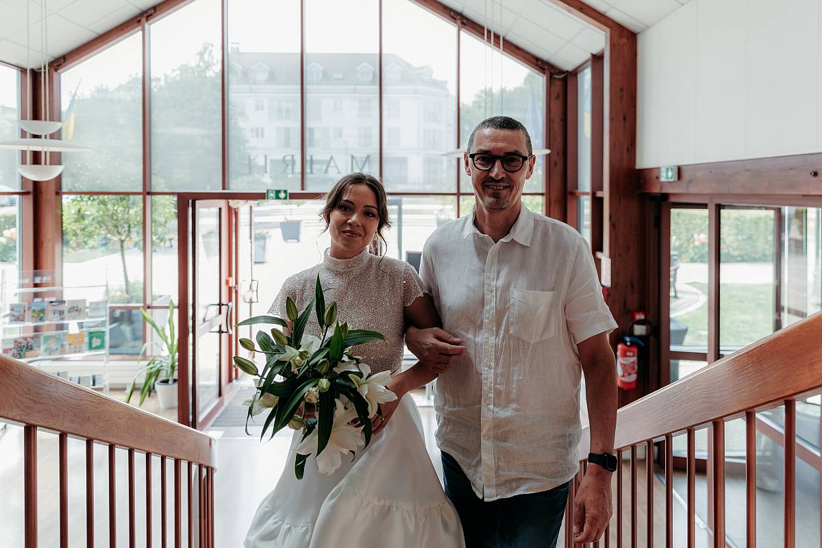 La mariée accompagnée par son père à la salle des mariages