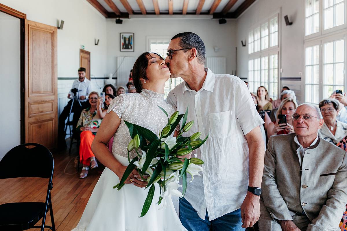 Un baiser sur la joue de la mariée après l'avoir accompagnée à la salle des mariages