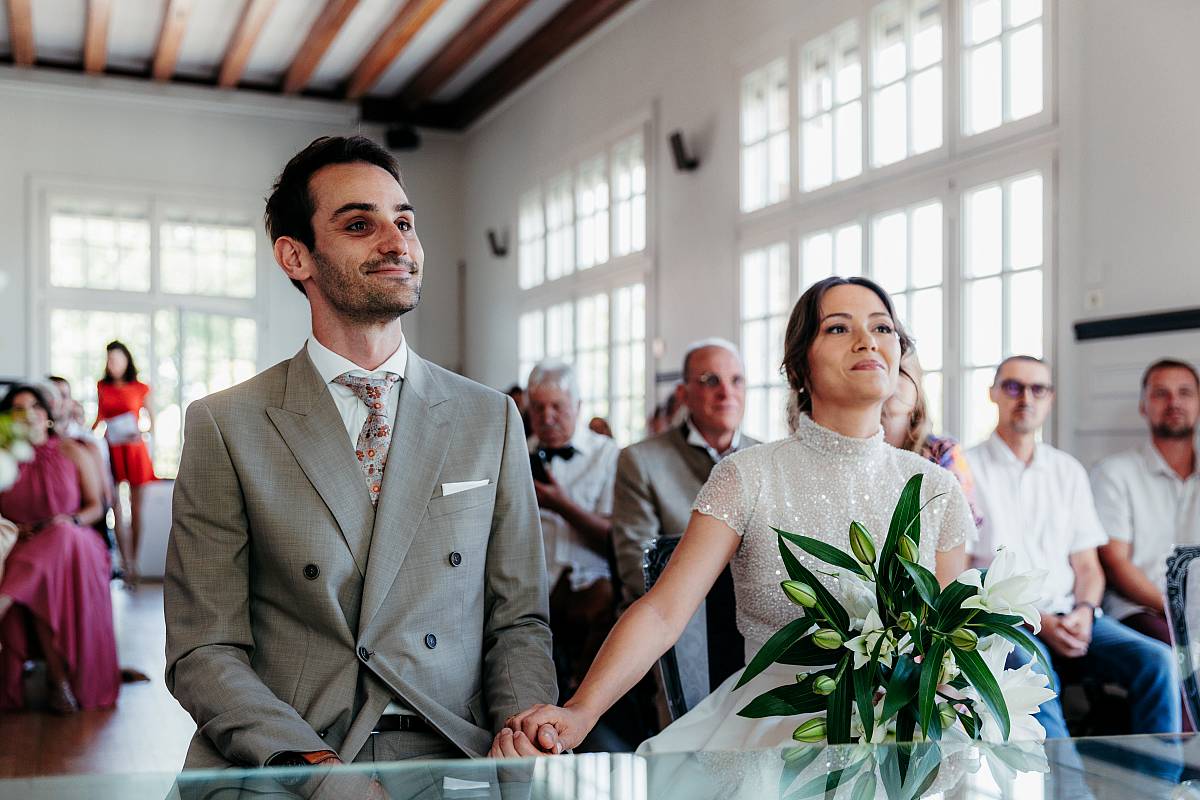 Les mariés devant Madame la maire