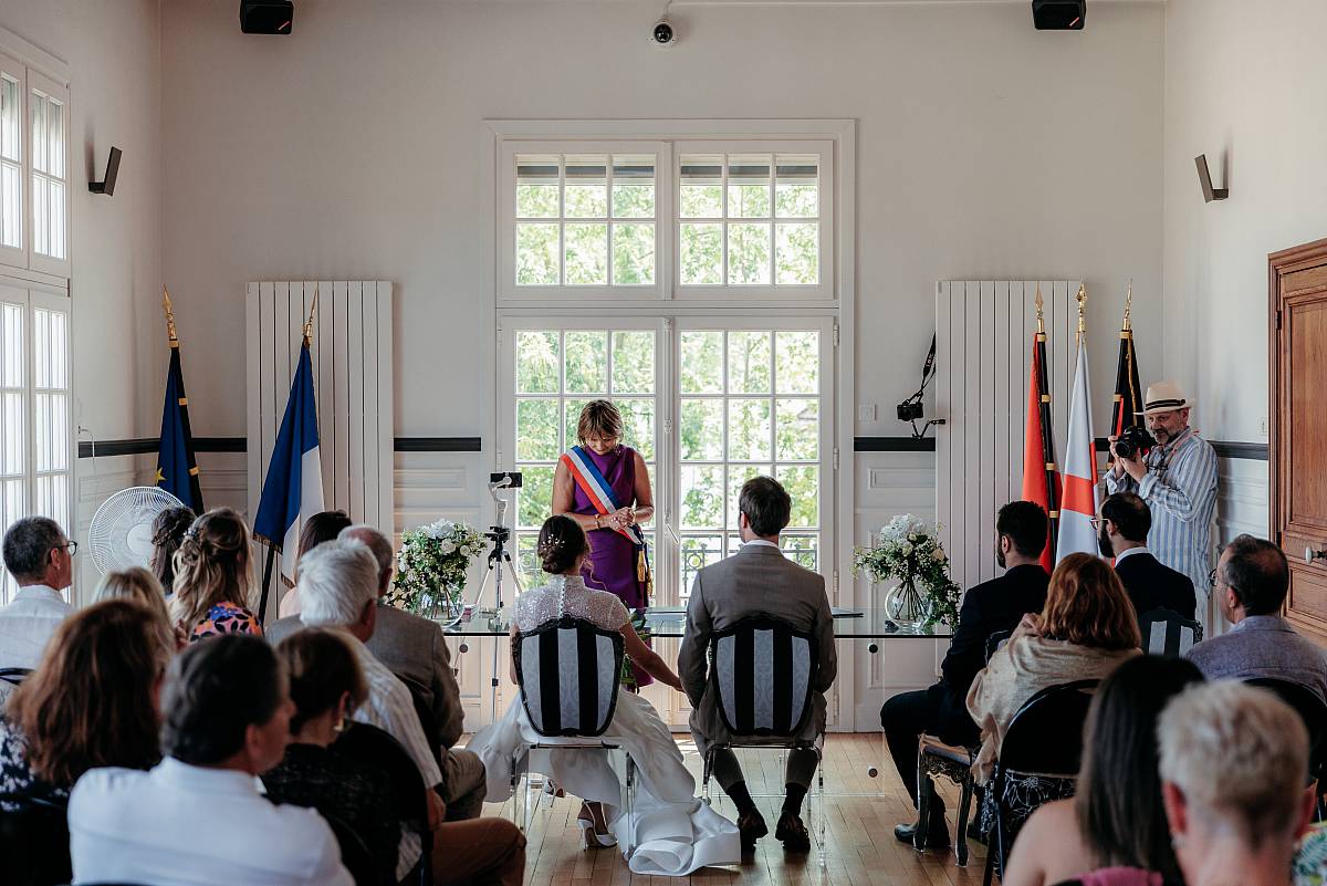 Plan large des mariés dans la salle des mariages
