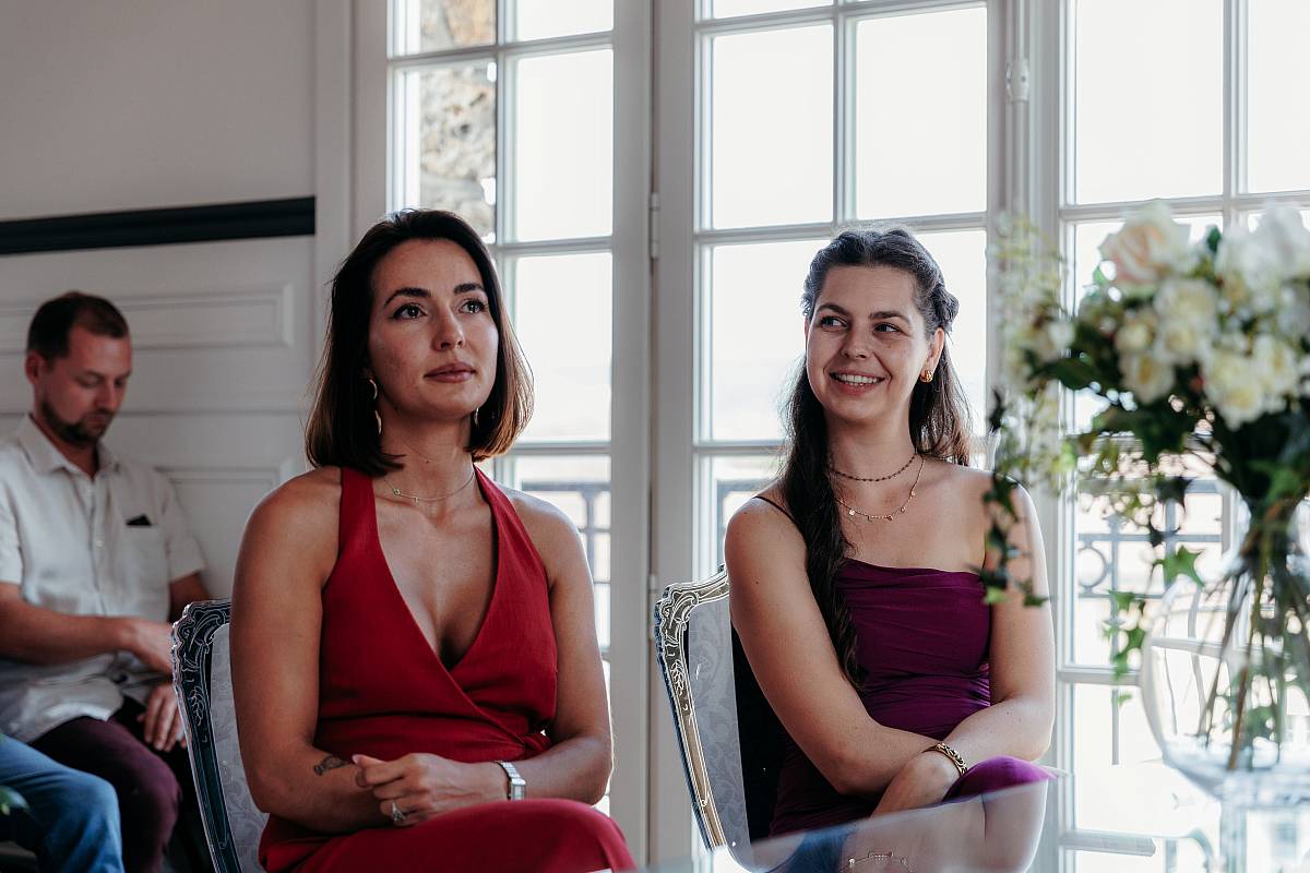 Les témoins de la mariée ont les larmes aux yeux