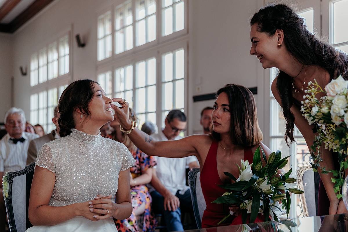 La demoiselle d'honneur sèche les larmes de la mariée