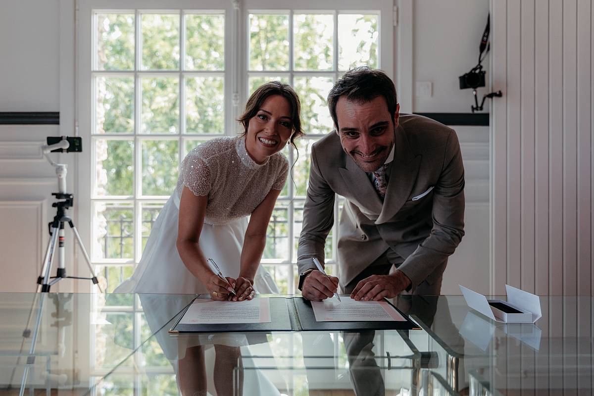Les mariés signent les registres