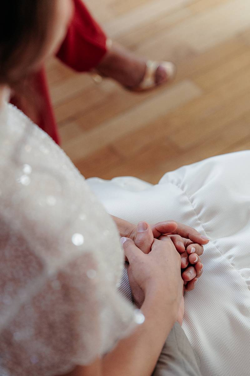 Gros plan sur la mariée qui tient la main du marié dans sa main