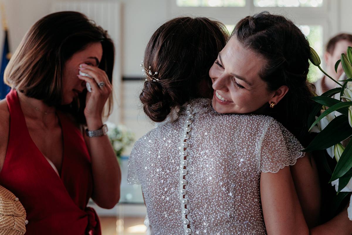 La mariée dans les bras de sa témoin