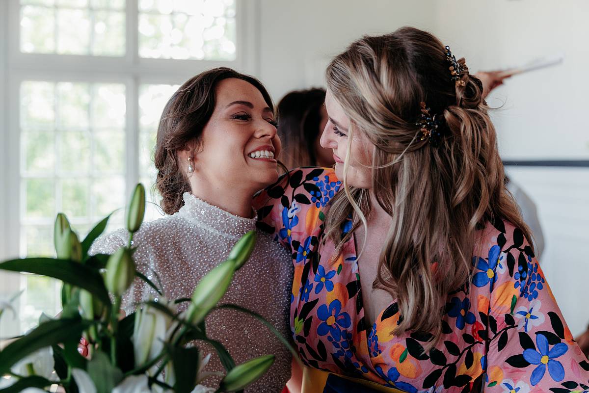 La mariée embrasse une invitée