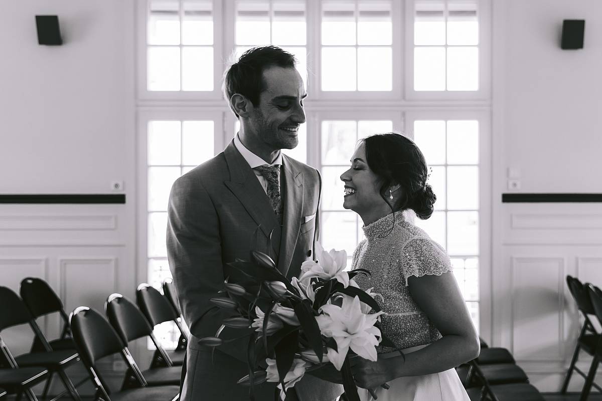 Fou-rire des mariés au moment de quitter la salle des mariages