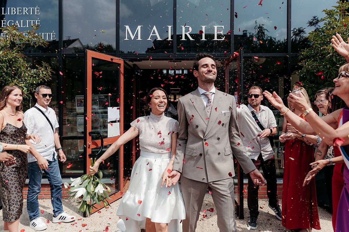 Les mariés sous une pluie de fleurs séchées