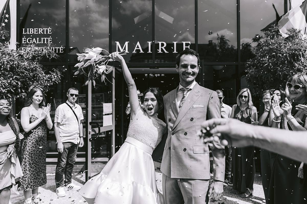Portrait des mariés en noir et blanc à la sortie de la mairie de Vernouillet