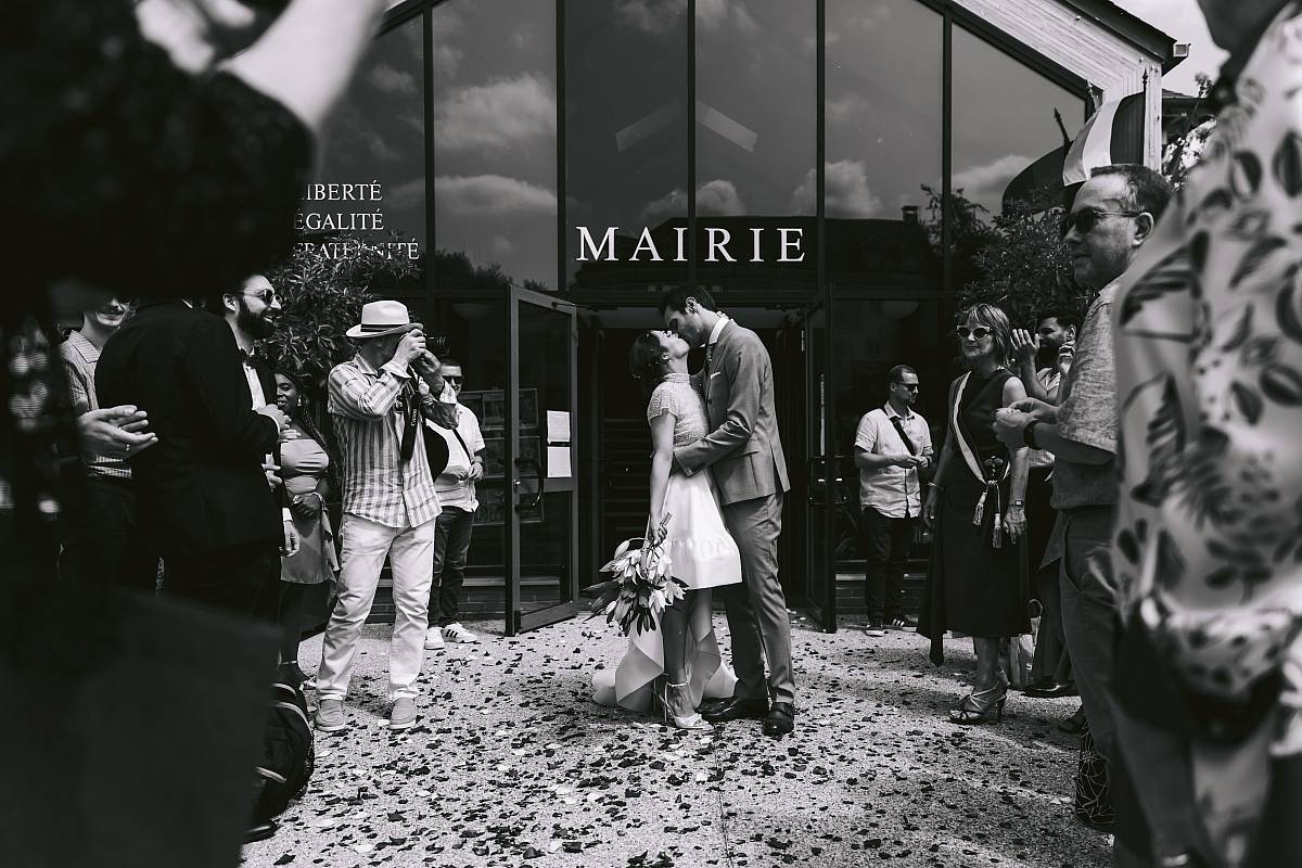 Baiser d'anthologie des mariés à la sortie de la mairie