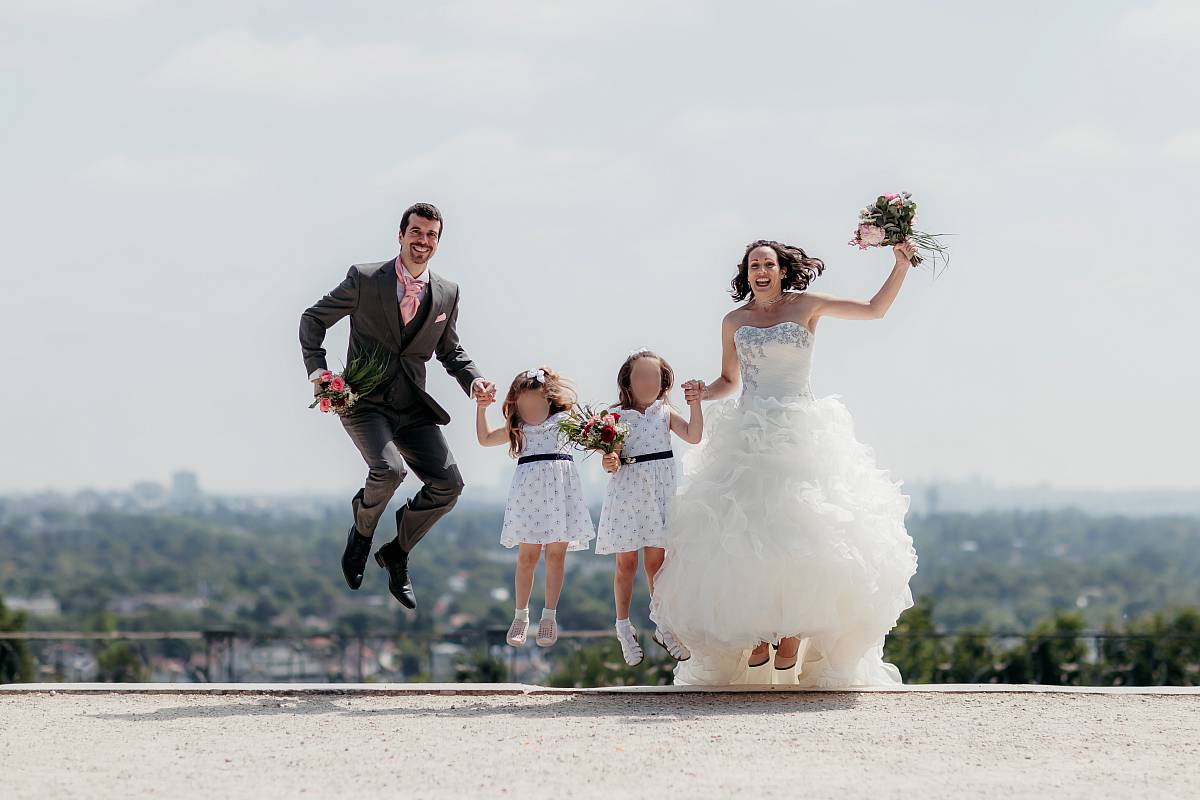 Pose acrobatique de la famille sur la grande terrasse du domaine de Saint-Germain-en-Laye dans les Yvelines