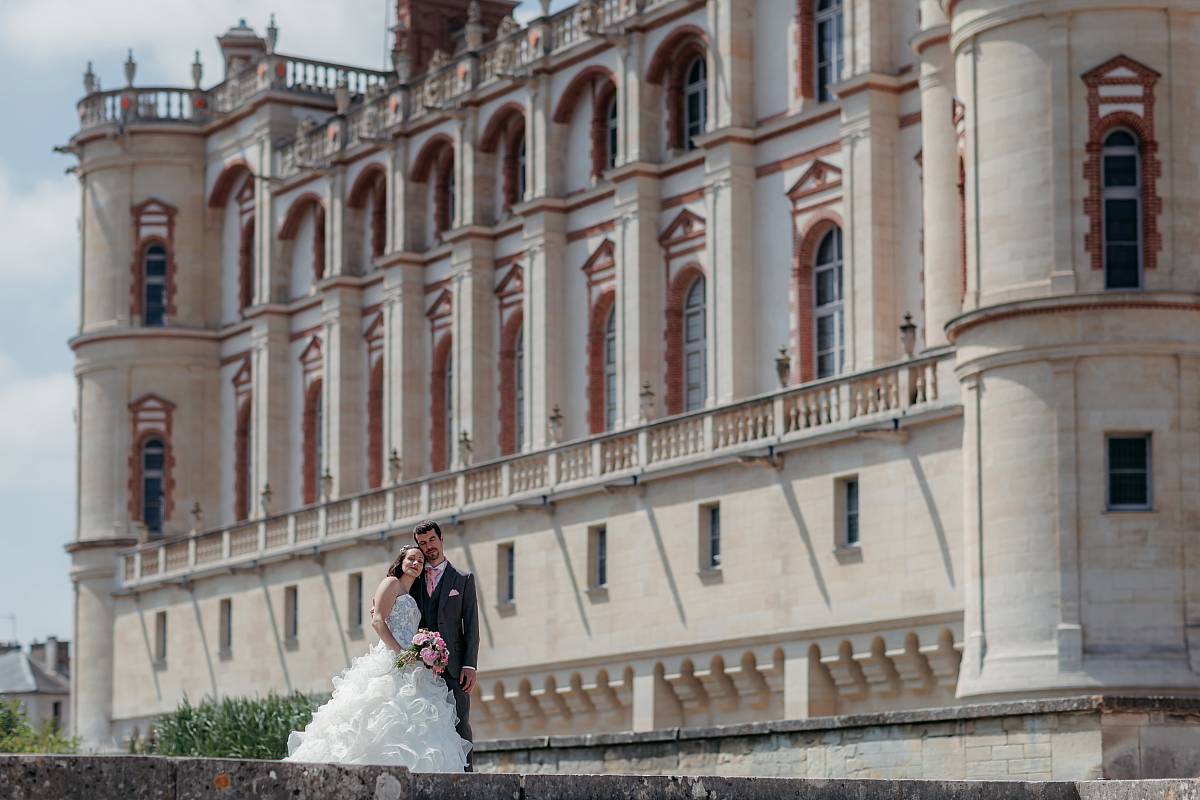 Le couple devant la façade du château de Saint-Germain-en-Laye