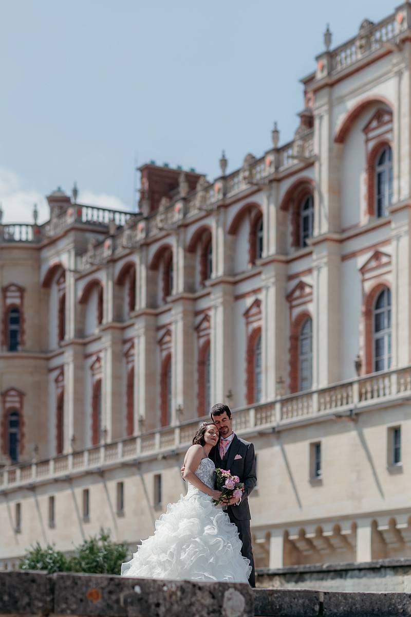 Séance photo de couple romantique devant l'imposant château de Saint-Germain-en-Laye