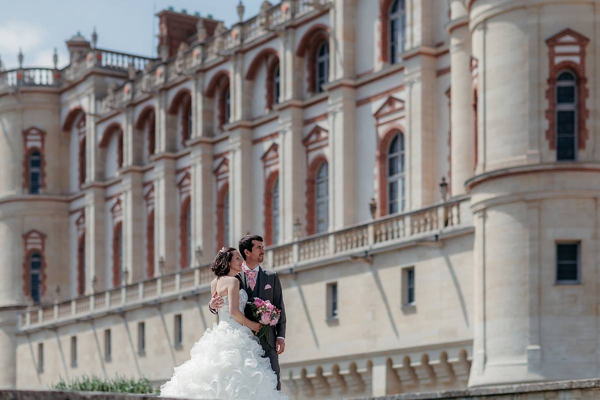 Les mariés regardant vers l'horizon lors de la séance de couple dans les Yvelines