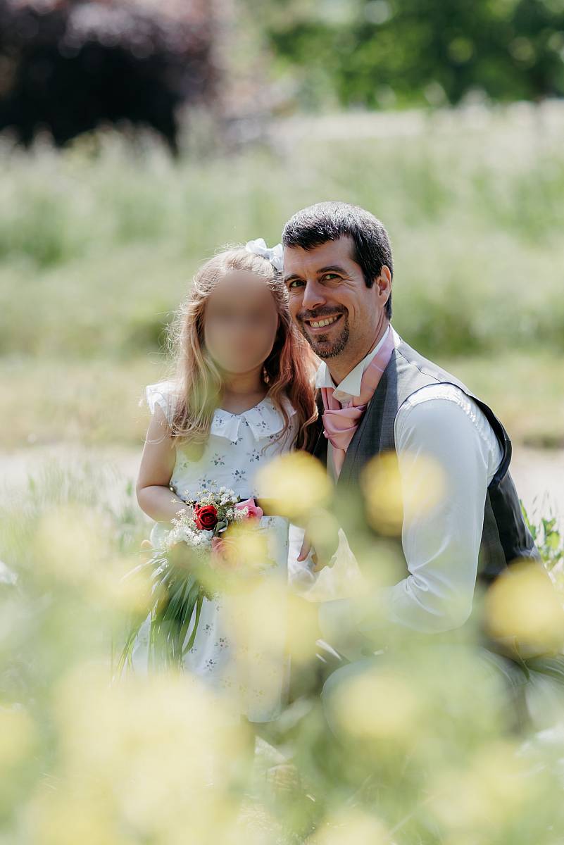 Photo du père et de sa fille dans le jardin à l'anglaise