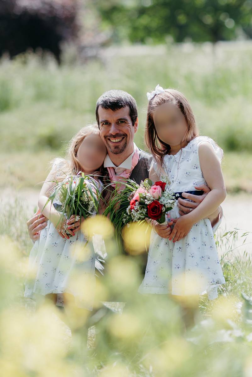 Le père et ses filles dans les hautes herbes du jardin à l'anglaise