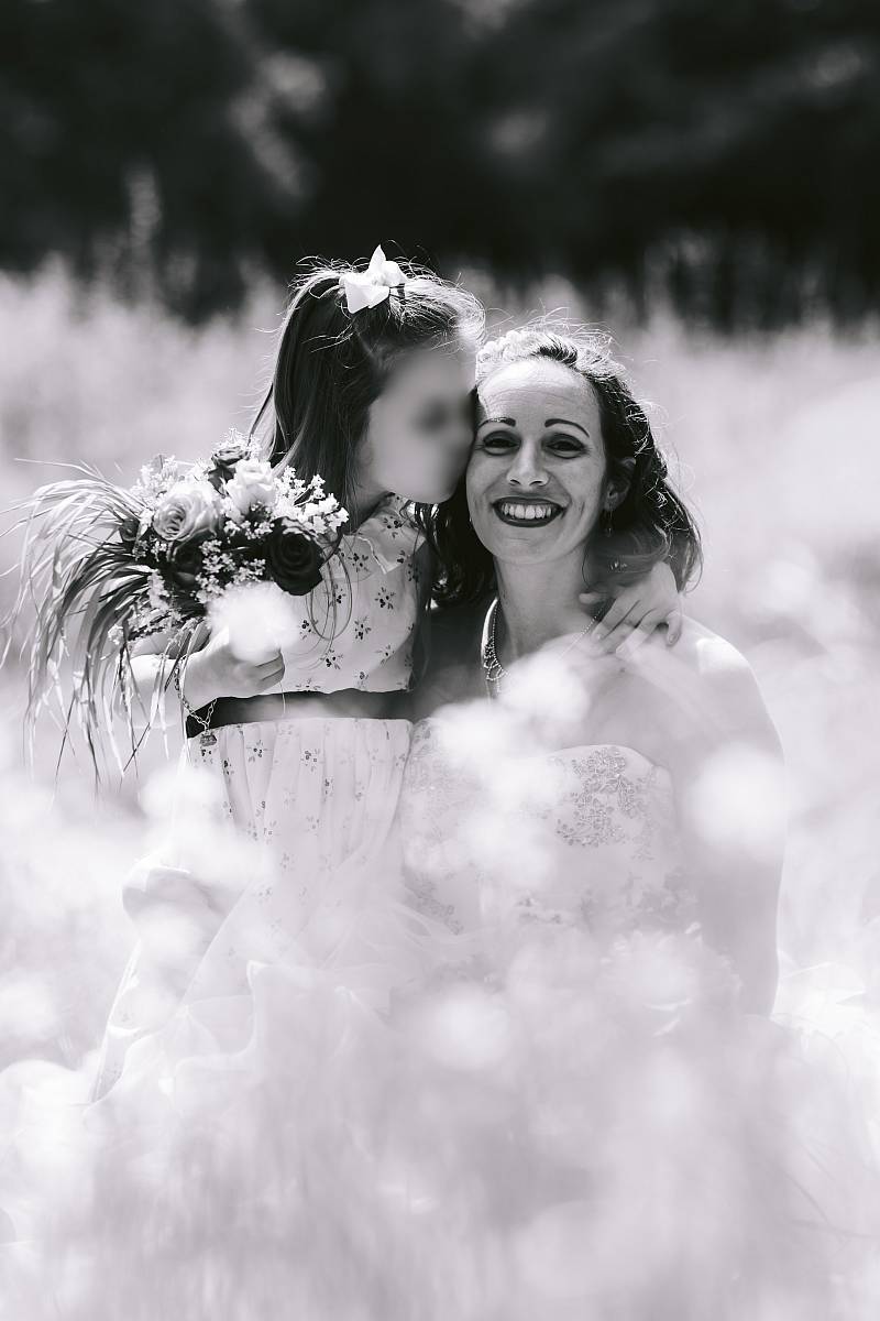 La maman et sa fille en noir et blanc