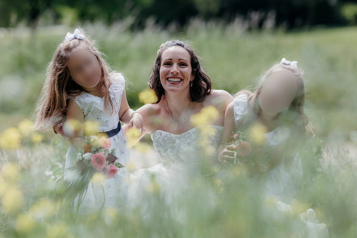 La mère et ses filles dans les hautes herbes et les petites fleurs jaunes