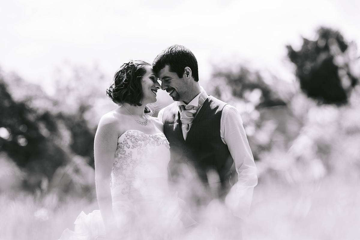 Le couple dans les hautes herbes du parc de Saint-Germain-en-Laye