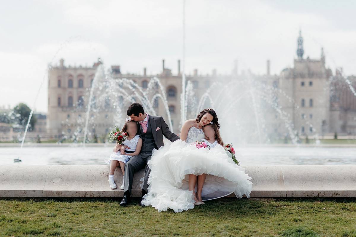 La famille assise au bord de la fontaine royale