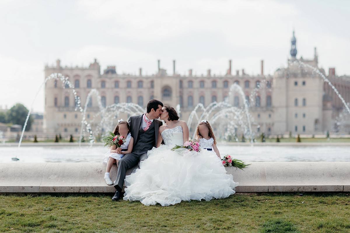 Baiser du couple devant la fontaine royale