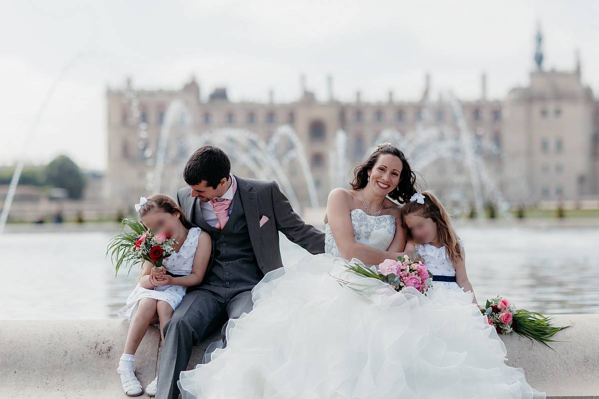 Le couple et leurs filles devant la fontaine royale de Saint-Germain-en-Laye