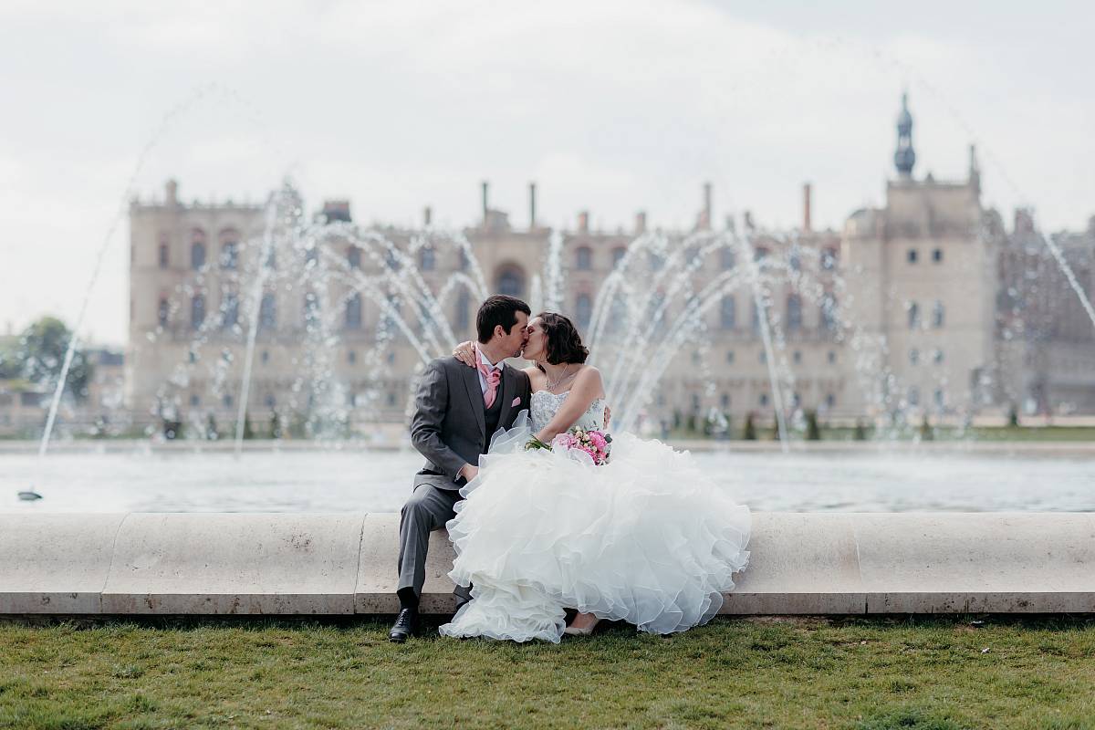 Le couple seul au bord de la fontaine royale