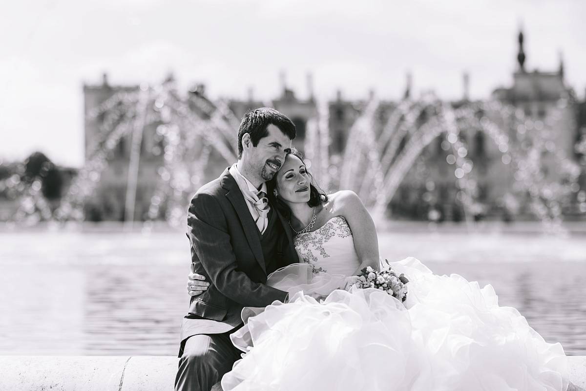 Photo de couple en noir et blanc avec les jets d'eau de la fontaine royale