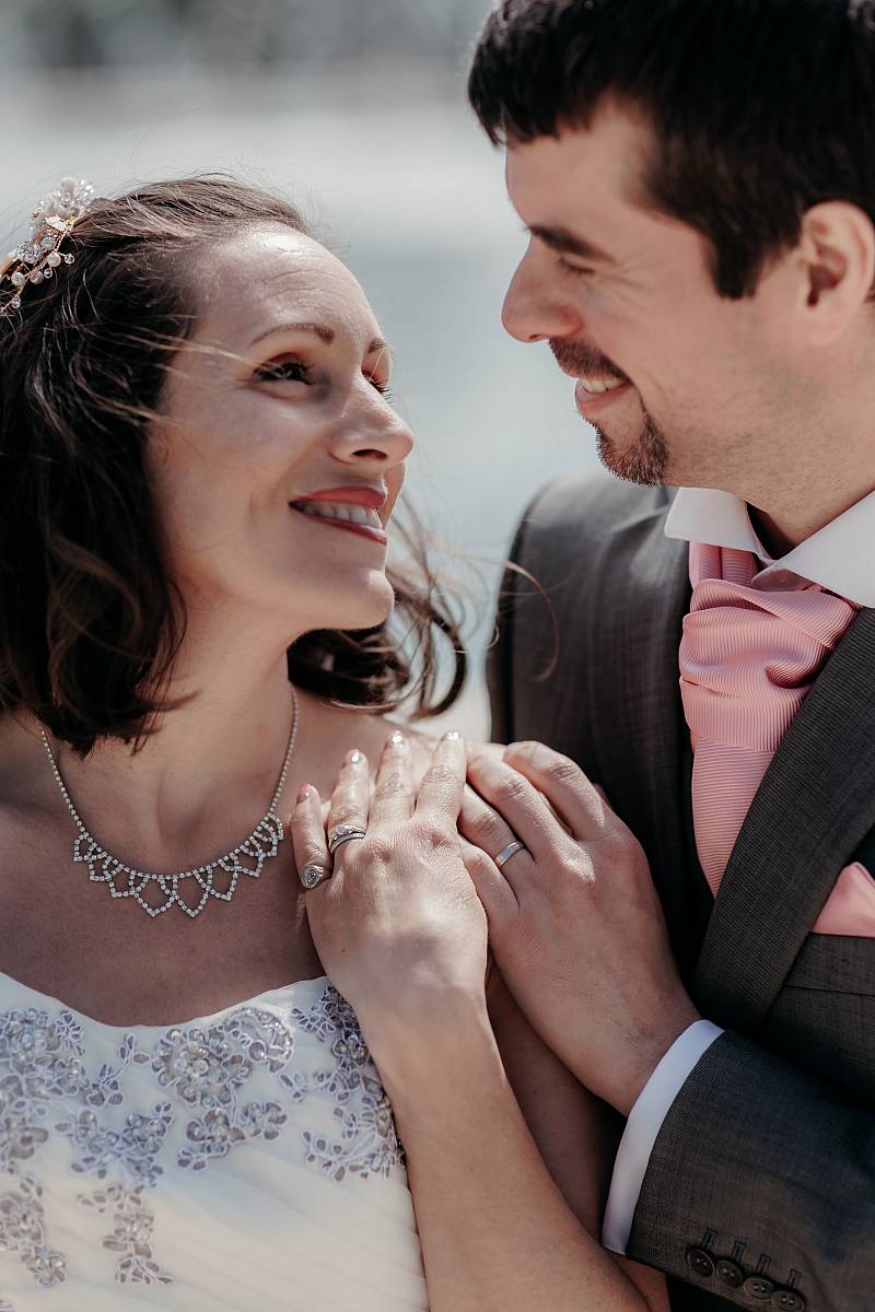 Grand plan sur les alliances et regard les yeux dans les yeux