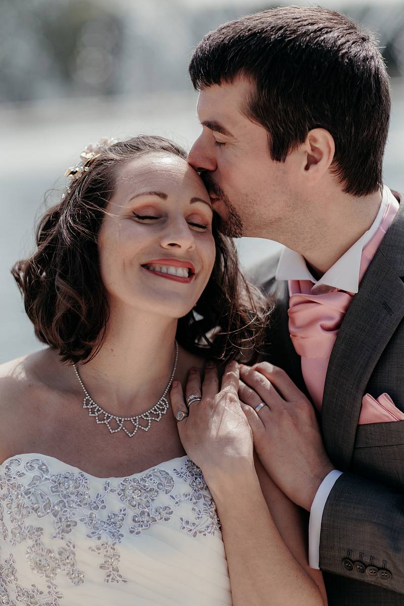 Baiser sur le front de la mariée