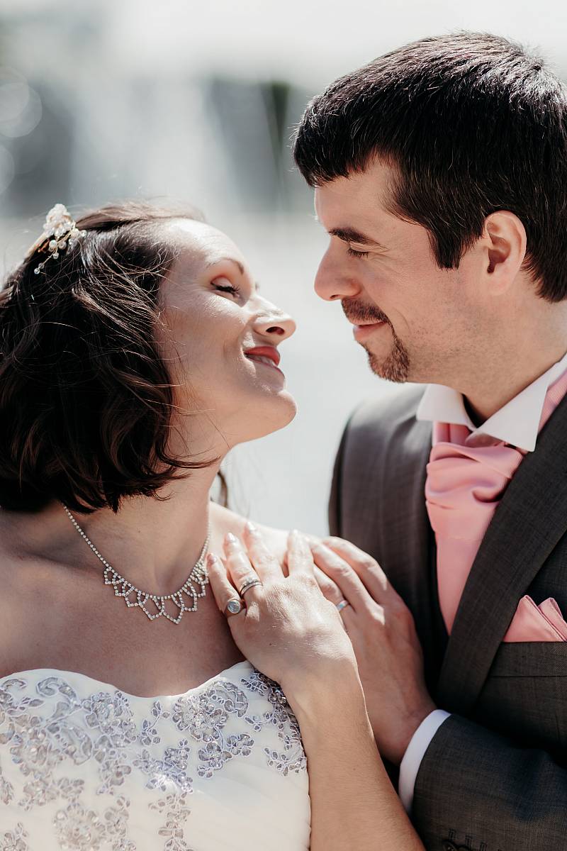 Grand plan sur le couple et leurs alliances