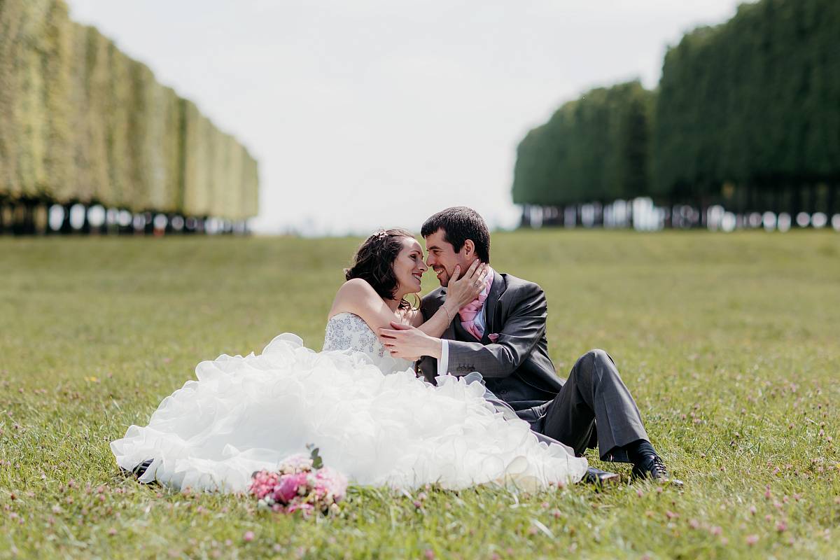 Le couple dans la pelouse du parc de Saint-Germain-en-Laye