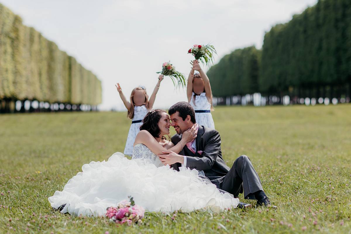 Le couple et leurs filles dans la pelouse du parc de Saint-Germain-en-Laye