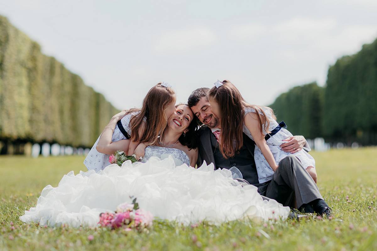 Séquence câlins entre les parents et leurs filles