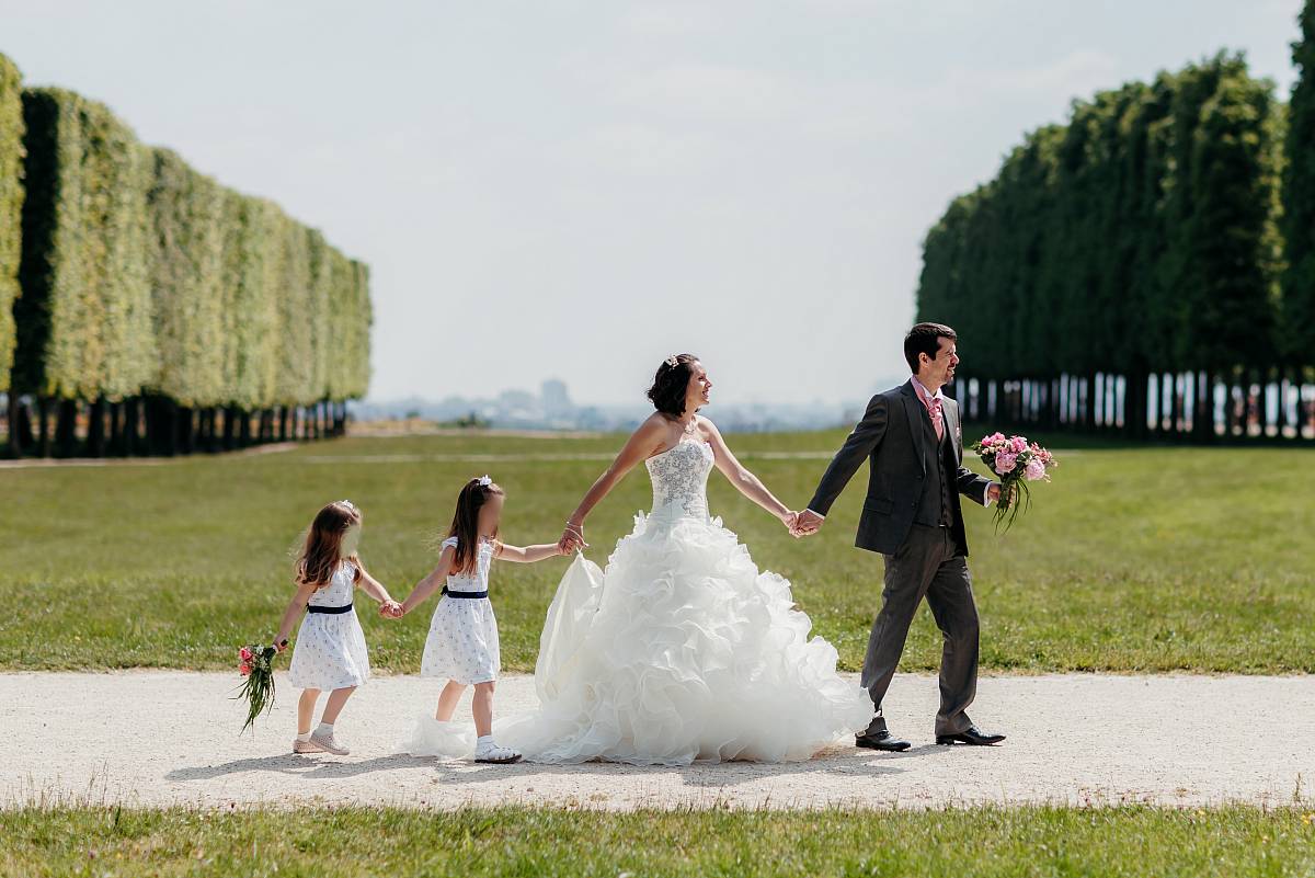 La famille marche main dans la main en file indienne