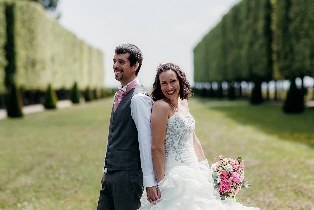 Le couple hilare pendant les questions absurdes