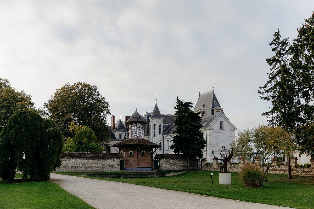 Vue sur la façade du château de Conflans-Sainte-Honorine dans le 78