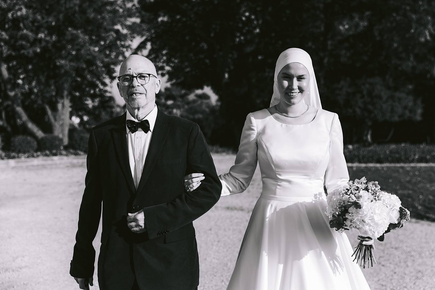 La mariée au bras de son père