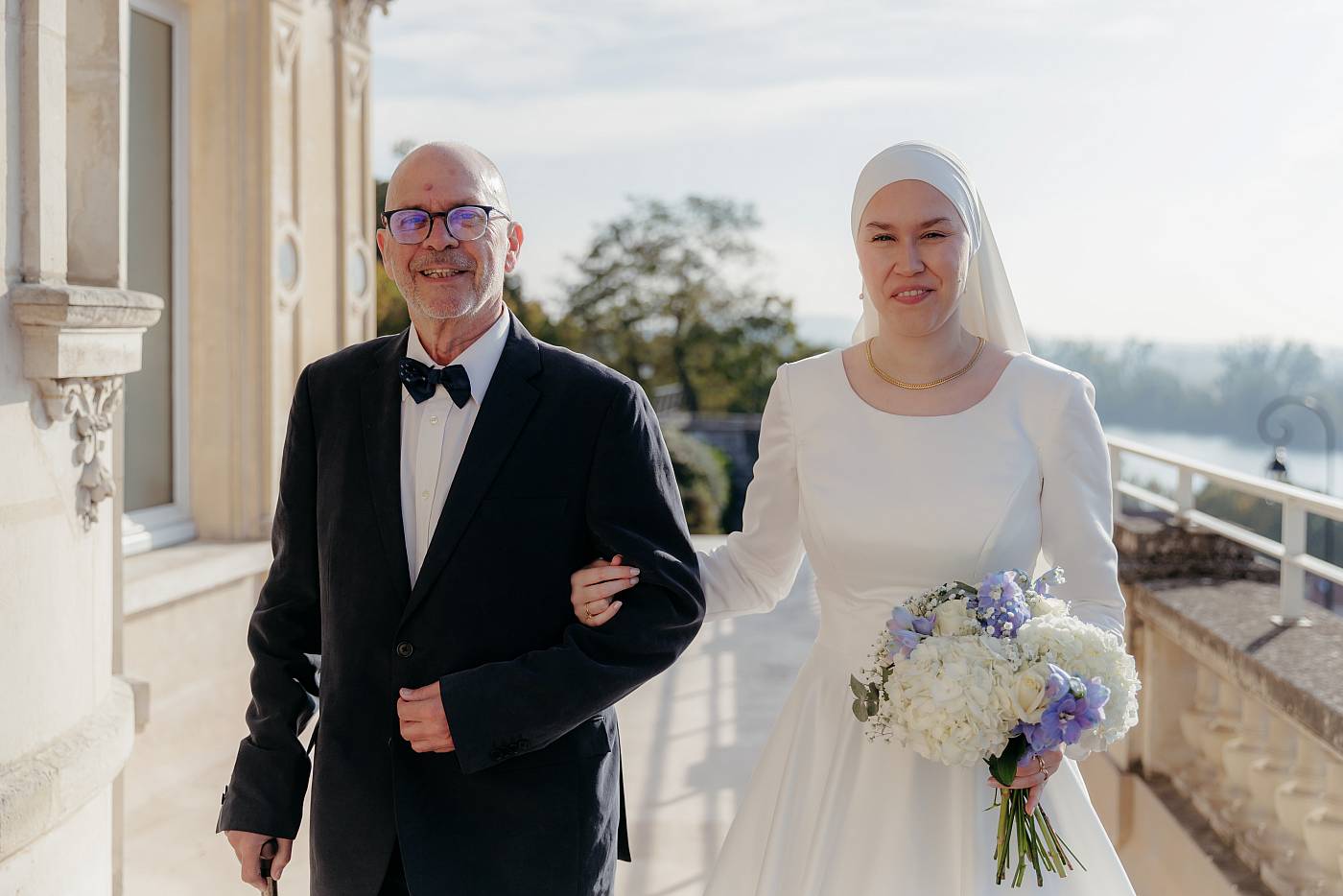La mariée rejoint la salle des mariage au bras de son père