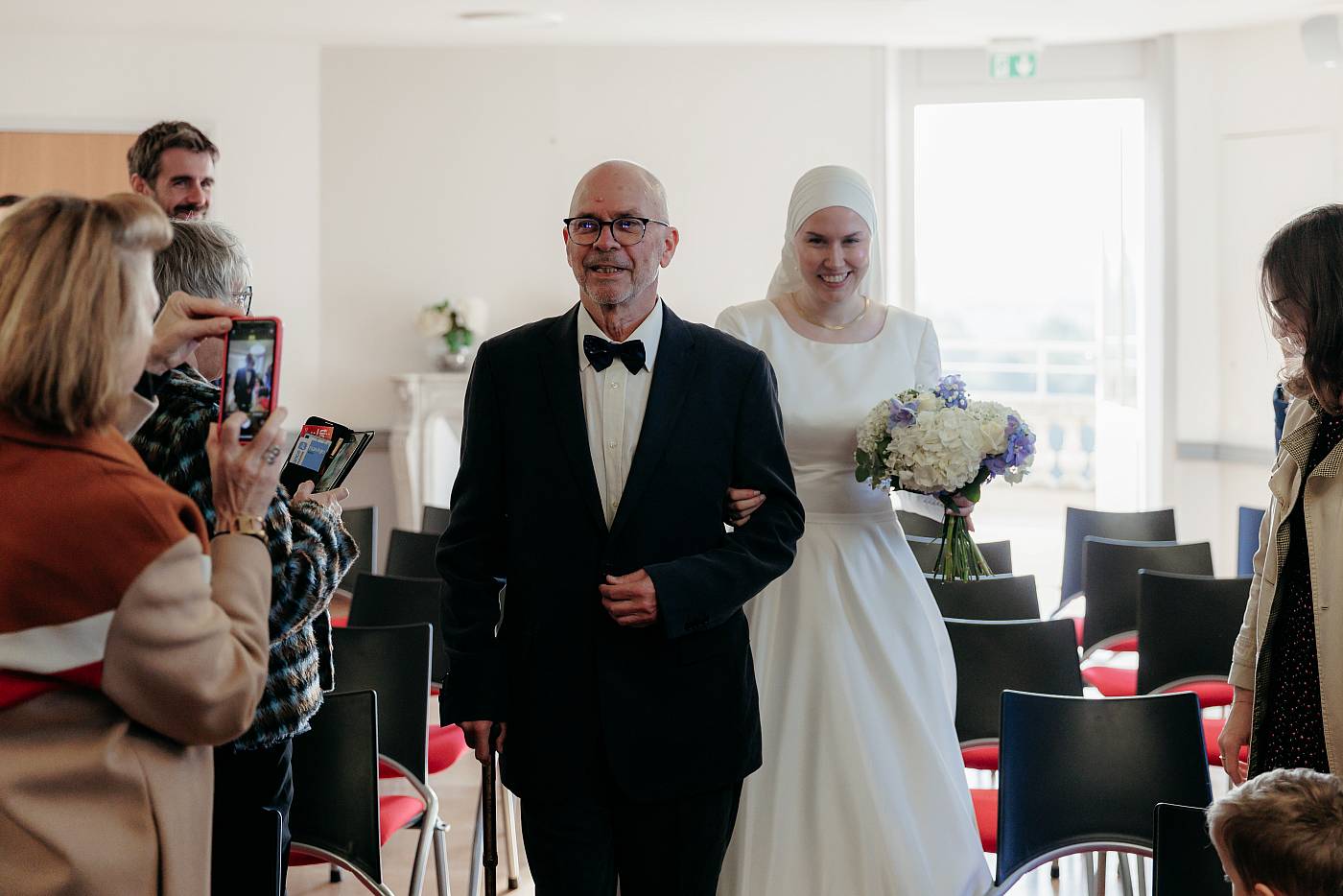 L'arrivée de la mariée et de son père dans la salle de cérémonie