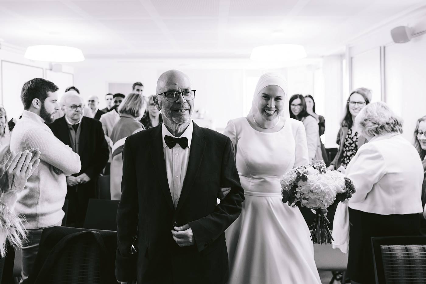 La mariée rejoint le marié au bras de son père