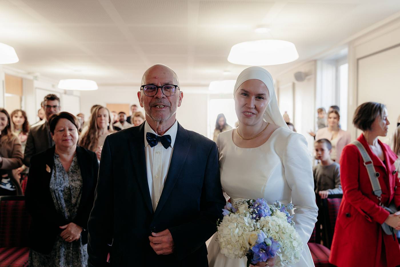 La mariée tout sourire vient retrouver le marié